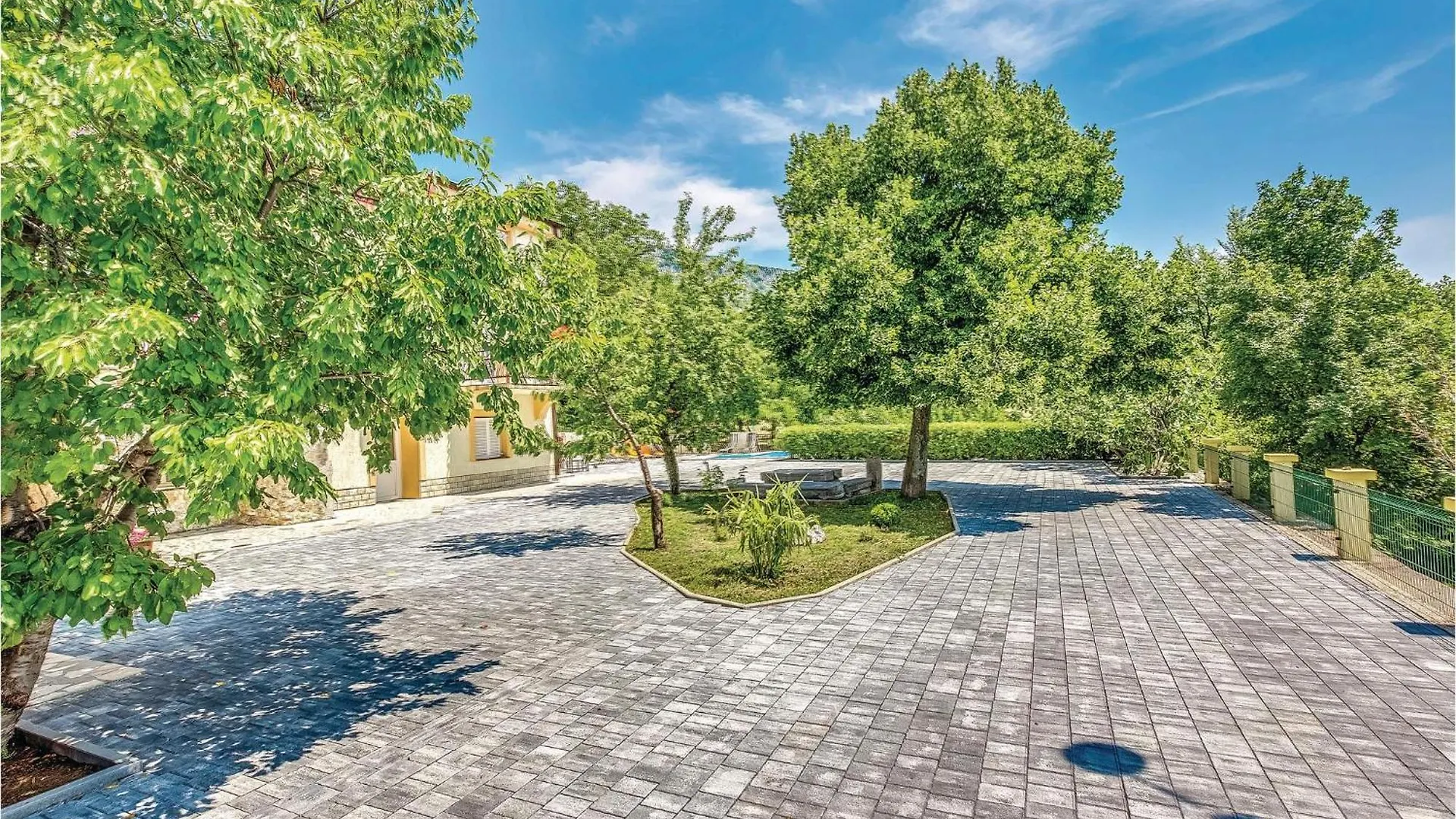 2 Bedroom Cozy Apartment In Grizane Croacia